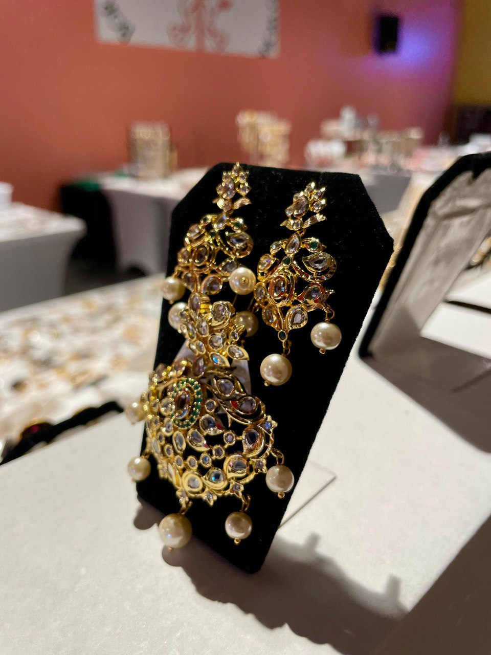 Trendy Pearl Kundan Pendant Set