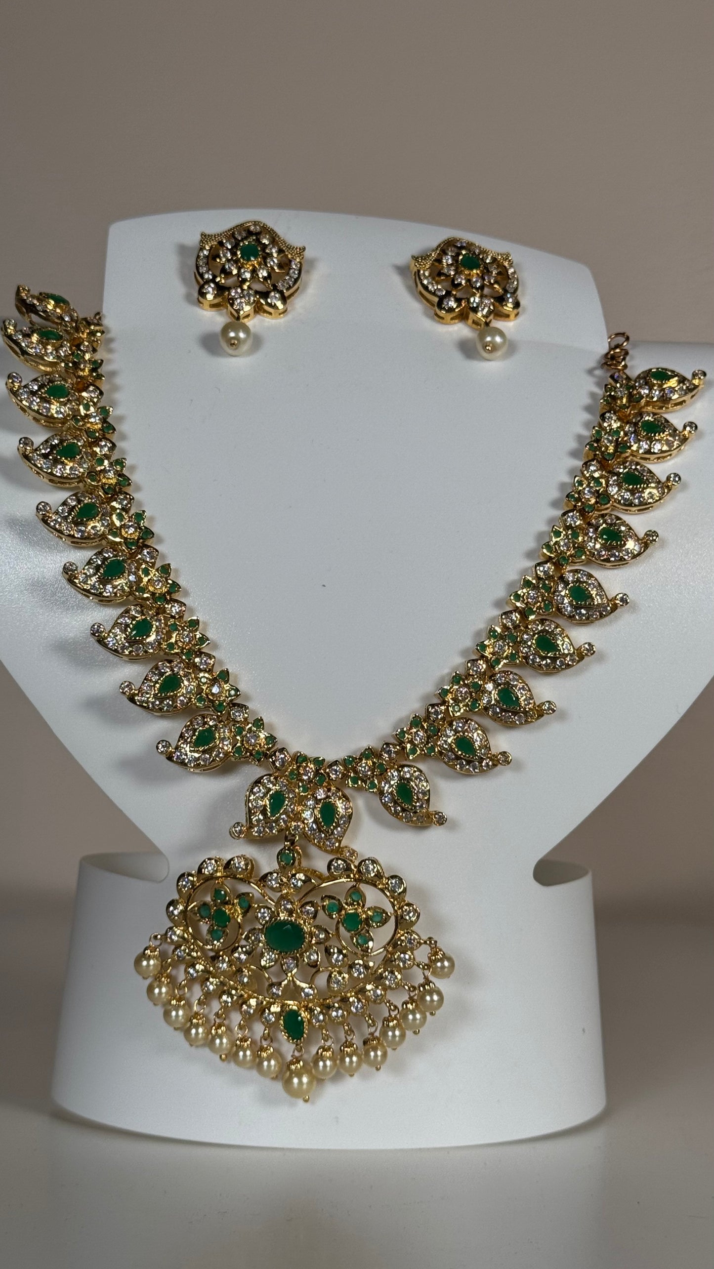 Green Gemstone Pearl Necklace Set