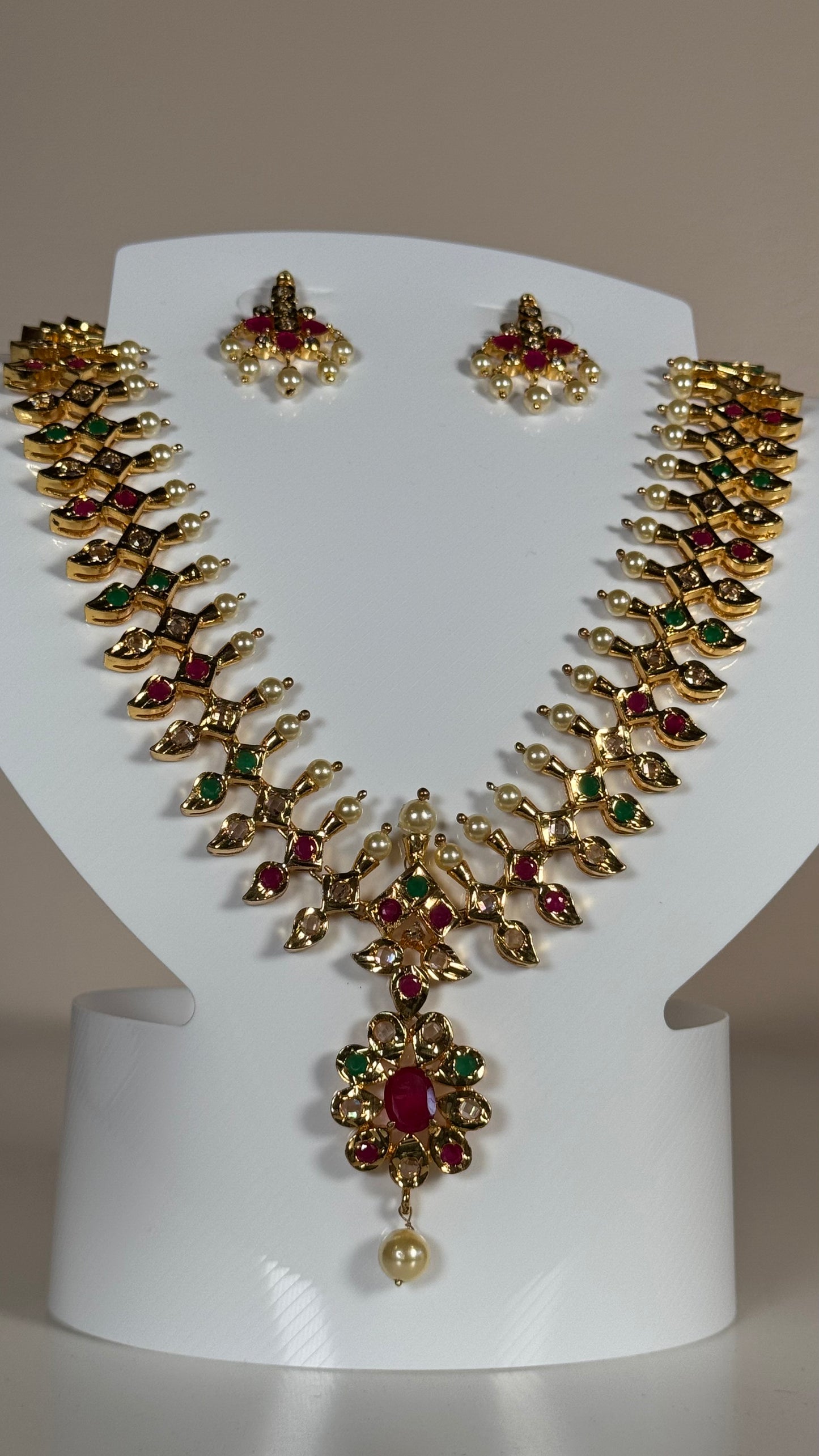 Elegant Gemstone Pearl Necklace Set