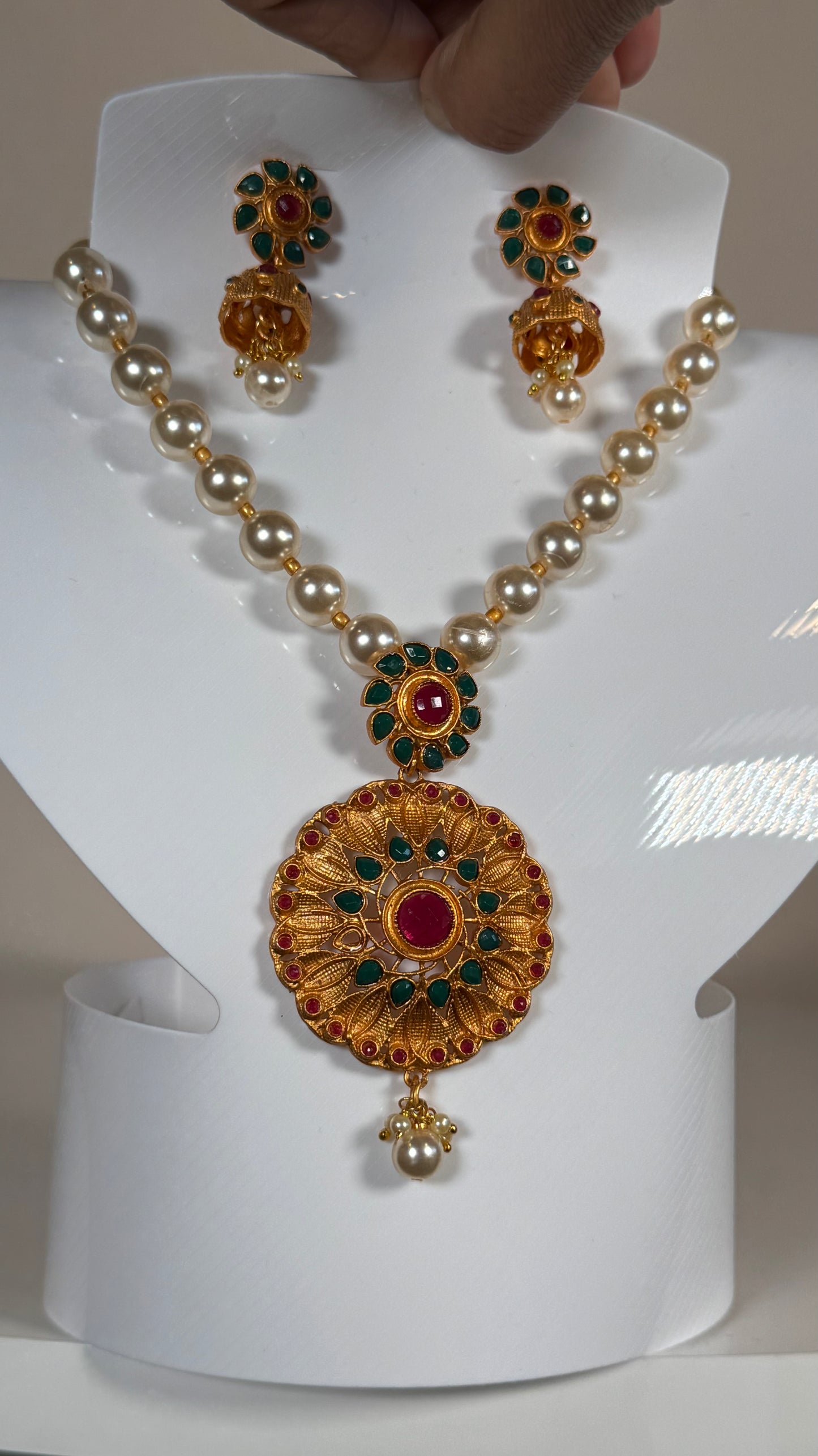 Radiant Pearl Pendant Necklace Set